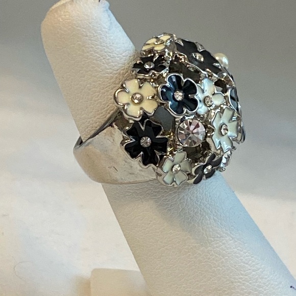 Enamel and rhinestone floral statement Ring in gray, black and cream size 5 - Picture 4 of 13